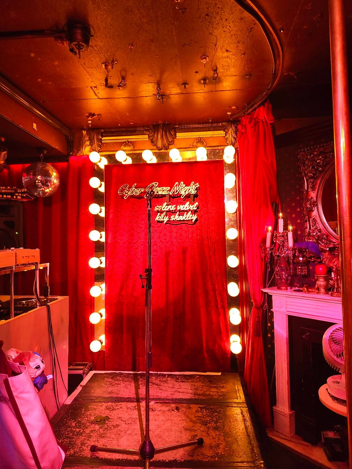 AMARANTH Lounge