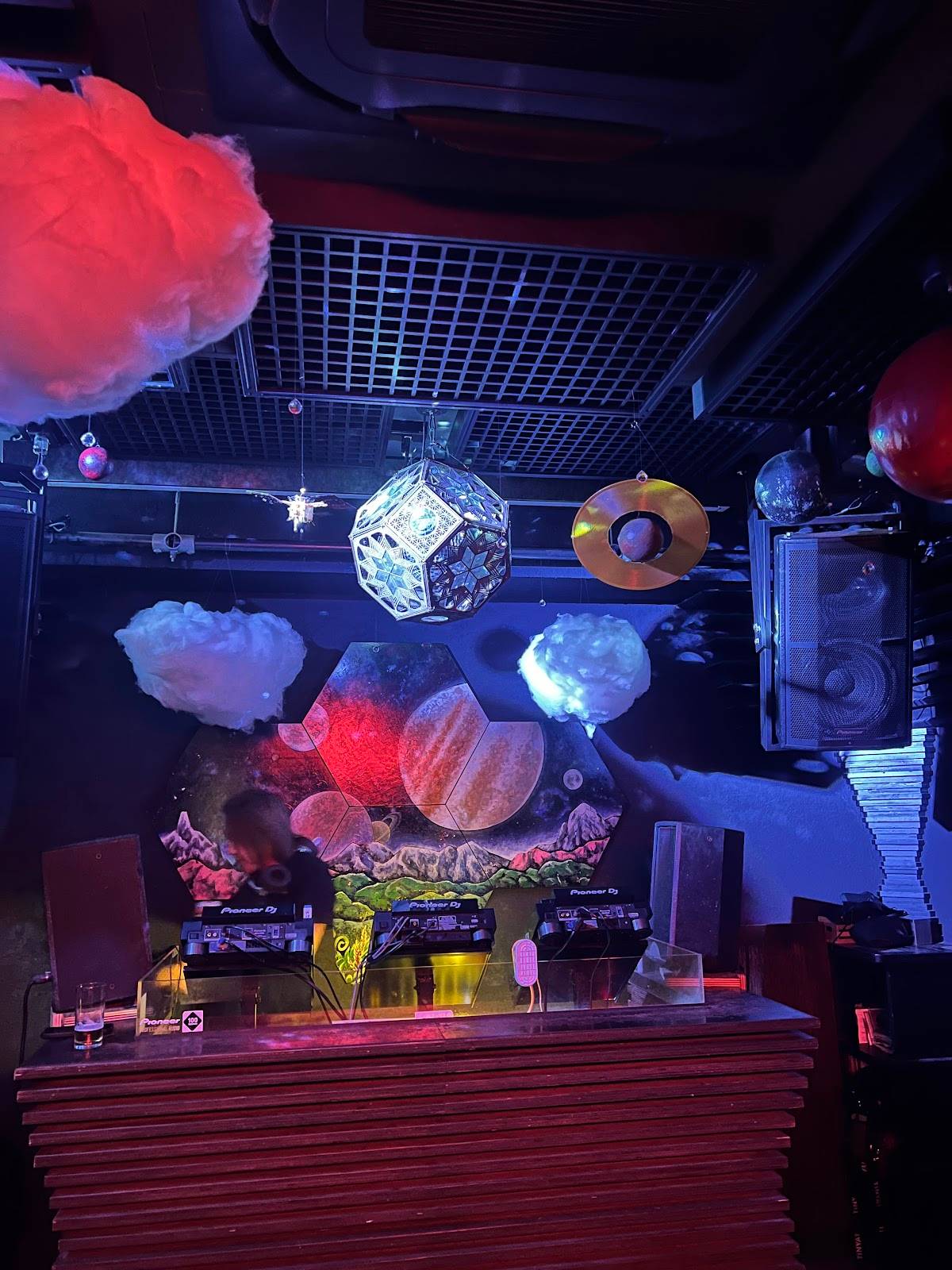 Débris Music Bar / P.B. Restaurant