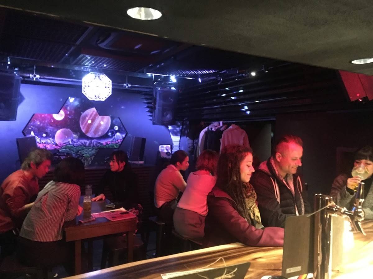 Débris Music Bar / P.B. Restaurant