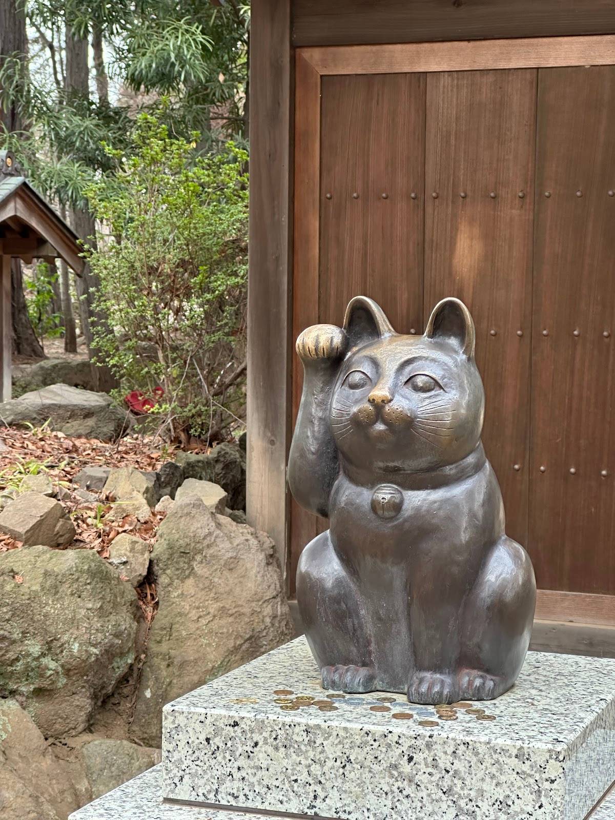 Maneki-neko sculpture