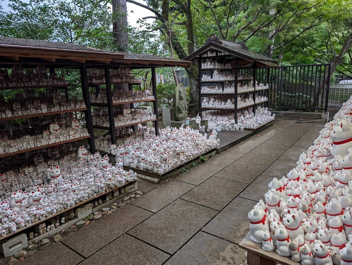 Maneki-neko sculpture